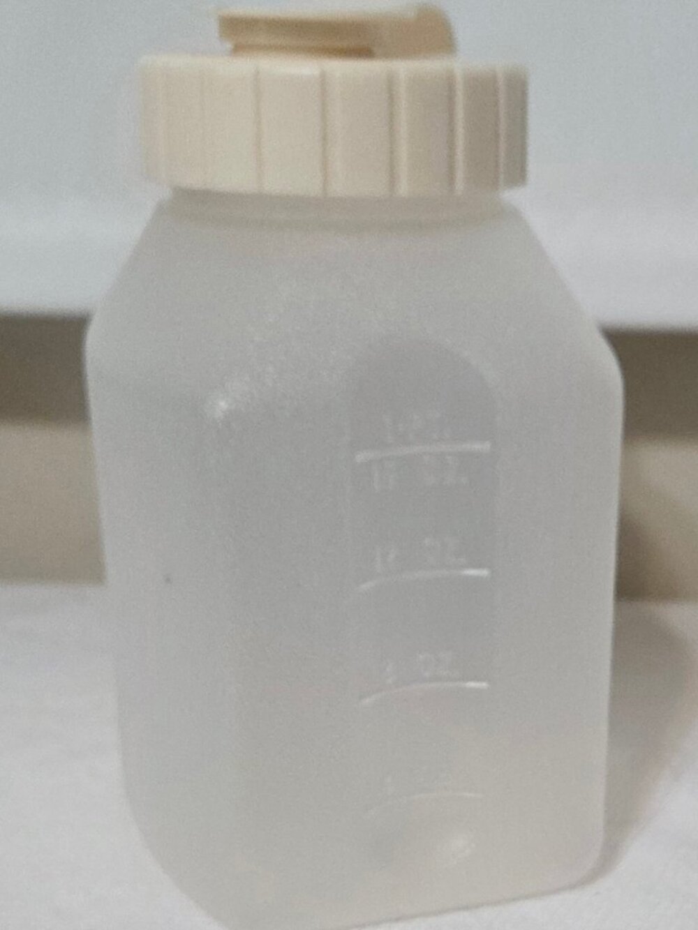 Rubbermaid Servin Saver 1 Pint 16oz Drink Bottles Almond Flip Top Lids 0229